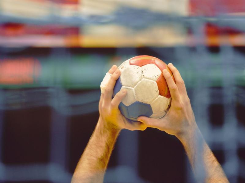 Herrehænder med håndbold