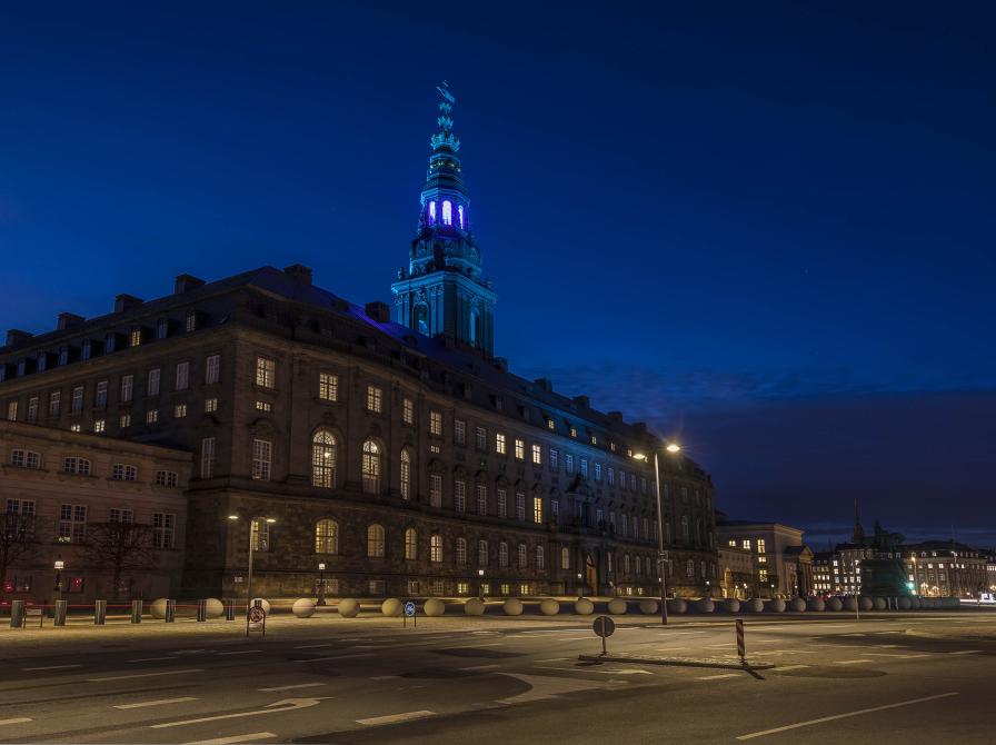 Aftenbillede af Christiansborg Slot set udefra