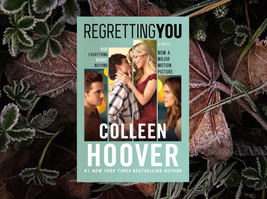 Billede af bogen "Regretting You" på en baggrund af efterårsblade